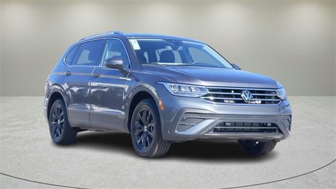 Certified 2024 Volkswagen Tiguan SE image 1