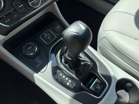 Used 2019 Jeep Cherokee Limited w/ Luxury Group image 19