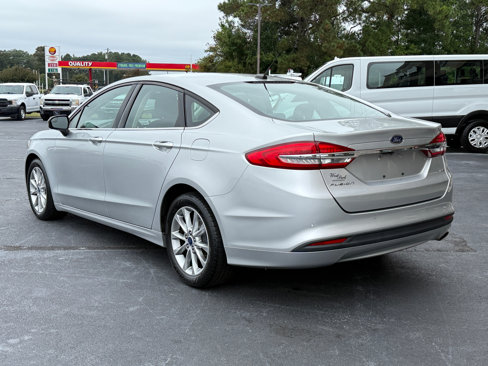Used 2017 Ford Fusion SE w/ Fusion SE Technology Package image 3