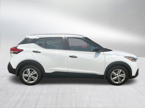Used 2020 Nissan Kicks S image 2