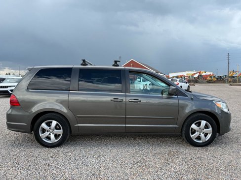 Used 2010 Volkswagen Routan SE image 8