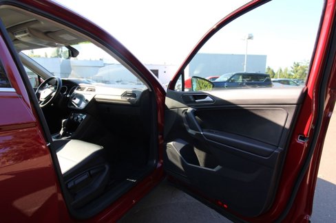 Used 2018 Volkswagen Tiguan SEL w/ 3rd Row Seat Package image 18