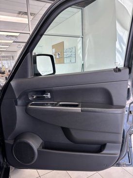 Used 2012 Jeep Liberty Limited Jet w/ Comfort/Convenience Group image 22