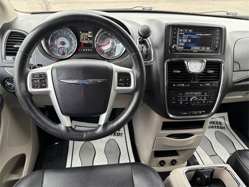 Used 2016 Chrysler Town & Country Touring-L w/ Driver Convenience Group image 9