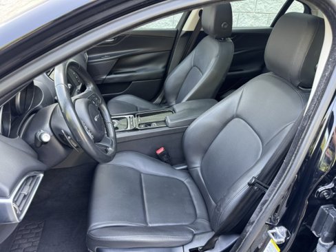 Used 2018 Jaguar XE image 7