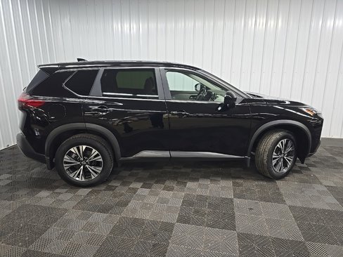 Used 2023 Nissan Rogue SV image 2