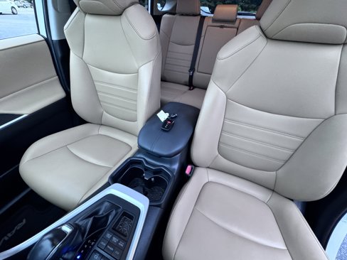 Used 2020 Toyota RAV4 XLE Premium image 10