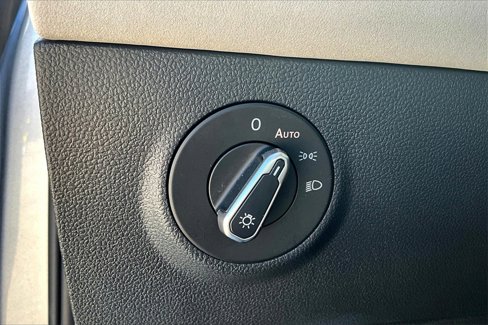 Certified 2025 Volkswagen Taos SE image 28