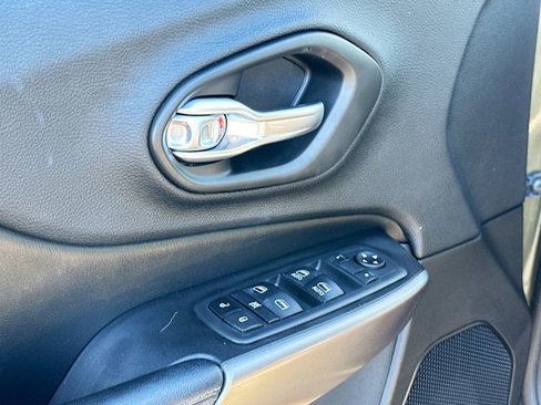 Used 2019 Jeep Cherokee Latitude Plus w/ Cold Weather Group image 17