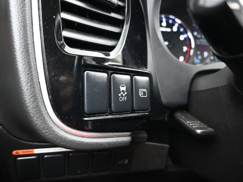 Used 2015 Mitsubishi Outlander SE image 26