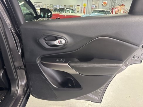 Used 2019 Jeep Cherokee Limited image 40