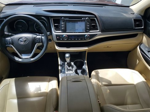 Used 2016 Toyota Highlander XLE image 3