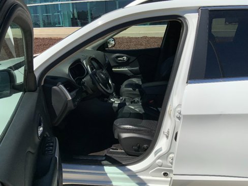 Used 2016 Jeep Cherokee Overland image 11