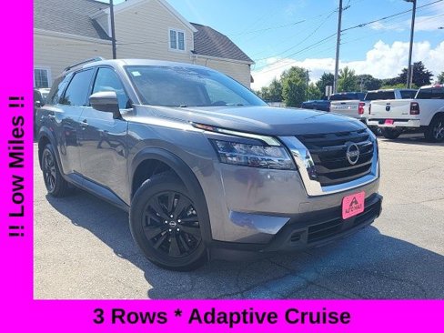Used 2022 Nissan Pathfinder SV image 1