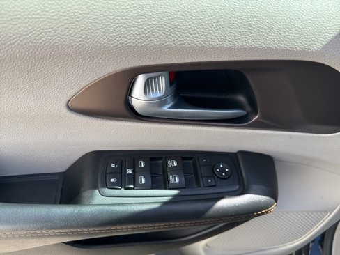 Used 2017 Chrysler Pacifica Touring image 25