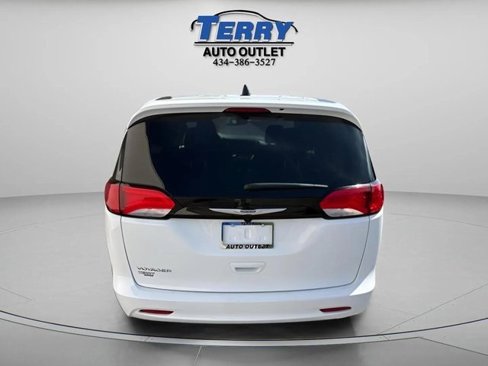 Used 2023 Chrysler Voyager LX image 4