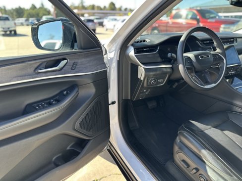 Used 2023 Jeep Grand Cherokee Limited image 13