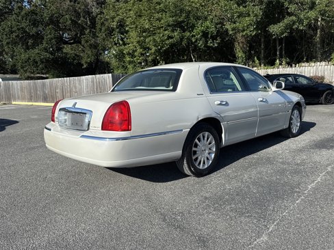 Used 2006 Lincoln Town Car Signature image 6