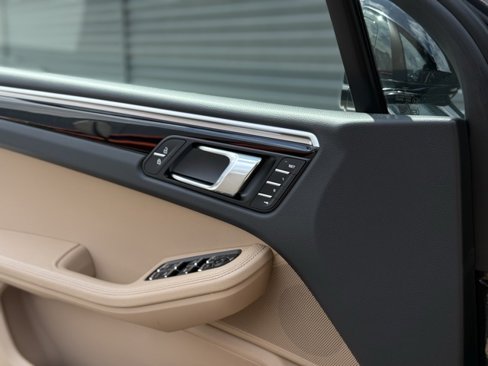 Certified 2025 Porsche Macan image 15