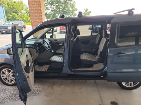 Used 2019 Ford Transit Connect XLT w/ XLT Premium Package image 19