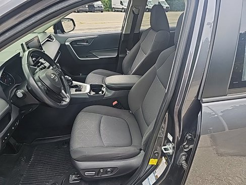 Used 2020 Toyota RAV4 XLE image 18