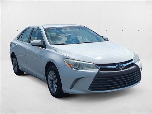 Used 2016 Toyota Camry LE image 3