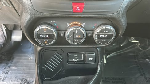 Used 2017 Jeep Renegade Latitude w/ Safety & Security Group image 26