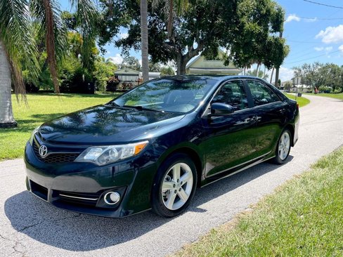 Used 2014 Toyota Camry SE image 2
