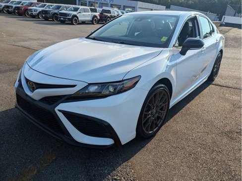 Used 2023 Toyota Camry SE image 2