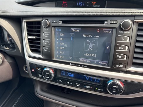 Used 2017 Toyota Highlander SE image 18