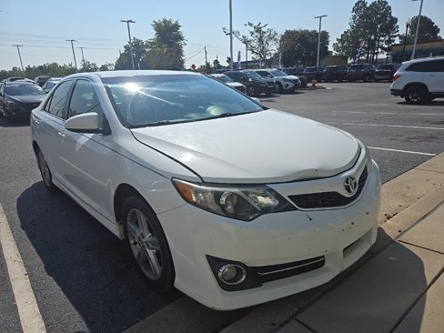 Used 2014 Toyota Camry L image 2