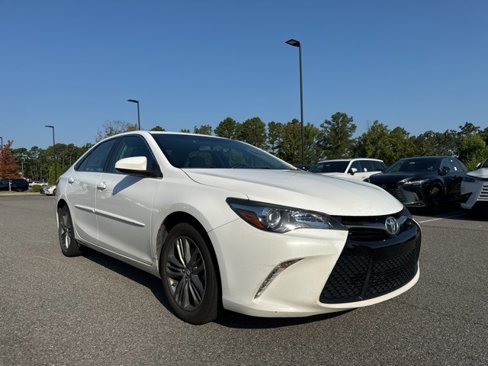 Used 2016 Toyota Camry SE image 2