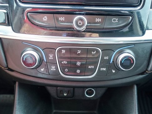 Used 2020 Chevrolet Traverse LT image 3