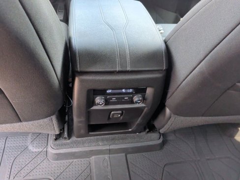 Used 2022 Chevrolet Traverse LT image 36