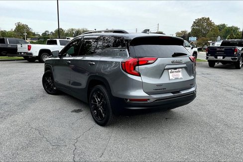 Used 2020 GMC Terrain SLE w/ Driver Convenience Package image 4