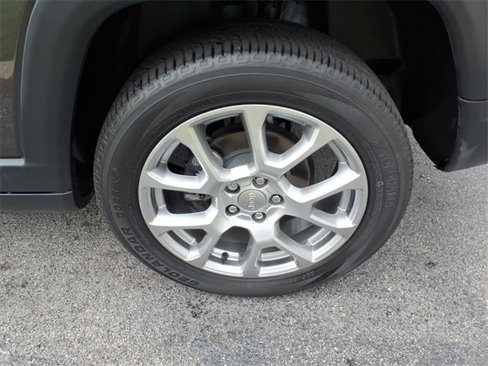 Used 2022 Jeep Compass Latitude image 30