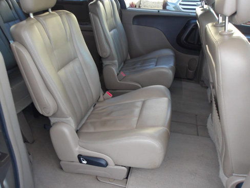 Used 2014 Chrysler Town & Country Touring w/ Driver Convenience Group image 23