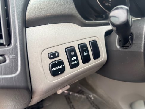 Used 2003 Toyota Highlander Limited image 19