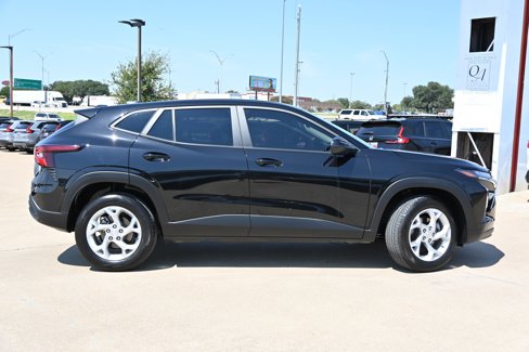 Used 2025 Chevrolet Trax LS w/ LS Convenience Package image 2