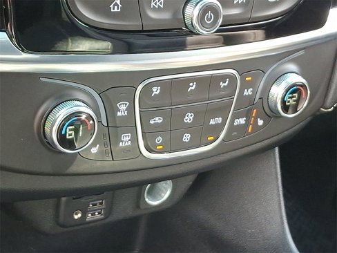 Used 2022 Chevrolet Traverse LT w/ LT Premium Package image 18