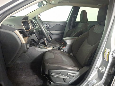 Used 2017 Jeep Cherokee Latitude w/ Cold Weather Group image 16