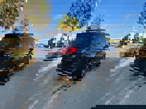 Used 2021 Chrysler Pacifica Touring-L image 4