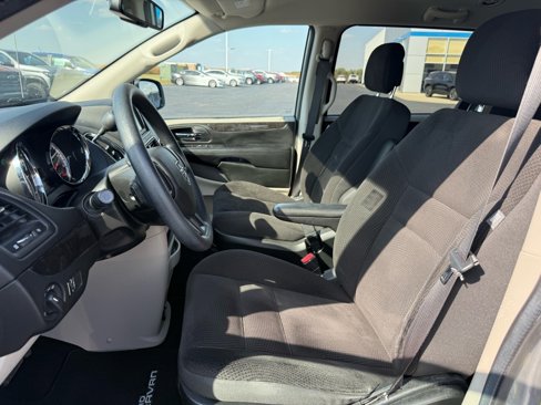Used 2018 Dodge Grand Caravan SE w/ UConnect Hands-Free Group image 8