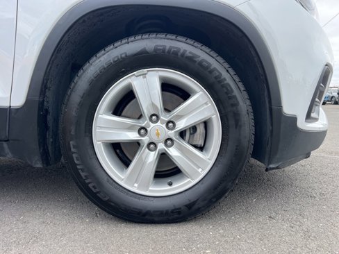 Used 2019 Chevrolet Trax LT w/ LT Convenience Package image 2