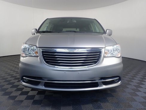 Used 2016 Chrysler Town & Country Touring image 5