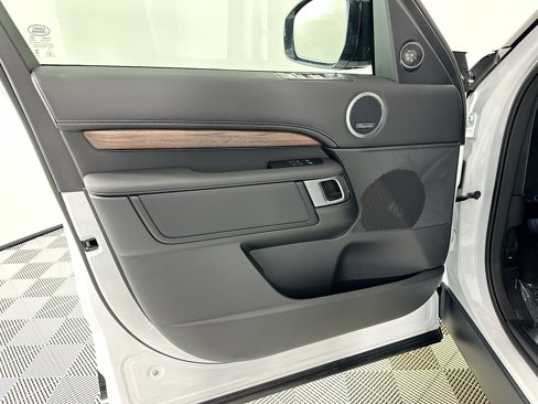 Certified 2025 Land Rover Discovery Dynamic SE image 14