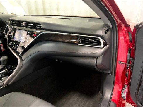Used 2018 Toyota Camry LE image 13