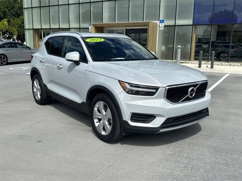 Used 2022 Volvo XC40 T4 Momentum image 4