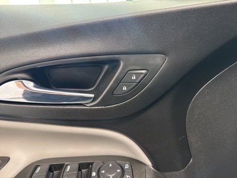 Used 2021 Chevrolet Equinox LS image 17