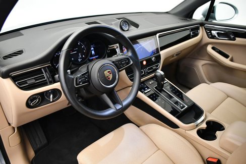 Certified 2023 Porsche Macan image 4